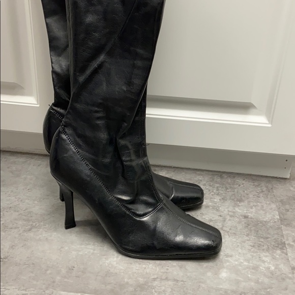 Leg-hugging faux leather heeled boots - Picture 5 of 6